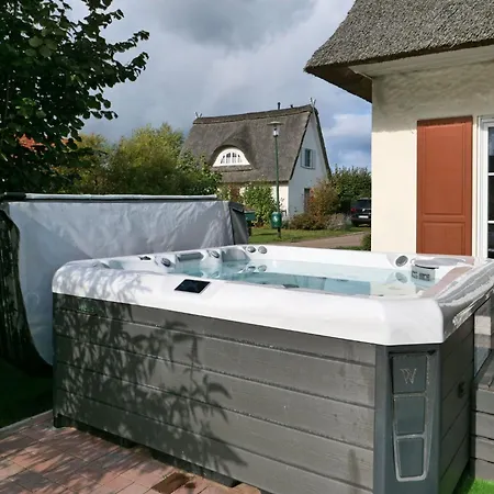 別荘 Mit Garten Und Whirlpool By Interhome *